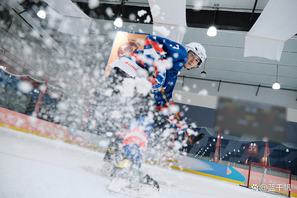 冰球选手赛后落泪，背后故事感人