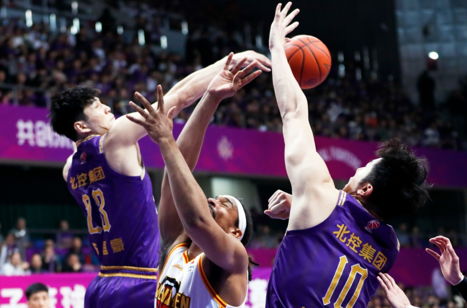 勇士险胜北京队，米切尔带队取胜