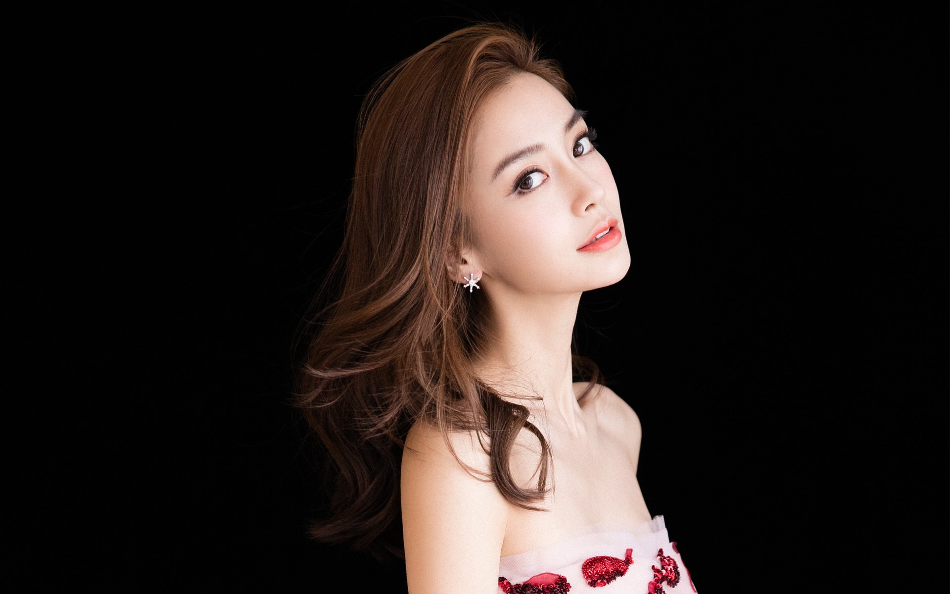 当美加墨的夜空被篮球点燃，文班亚马在世界杯之夜的教科书式叙事